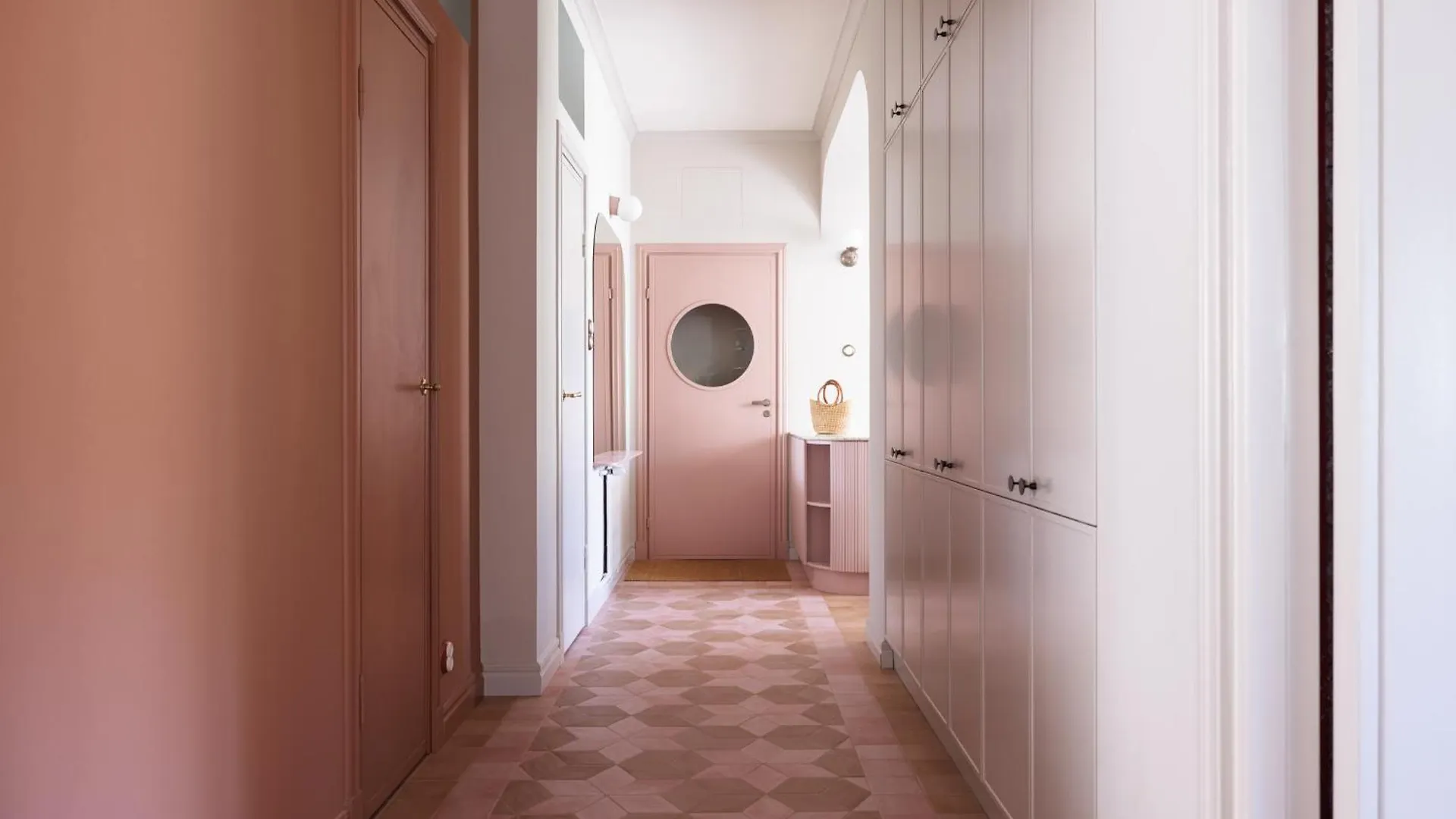 Grand Lotus Suite 96 M2, Parkkipaikka contacts
